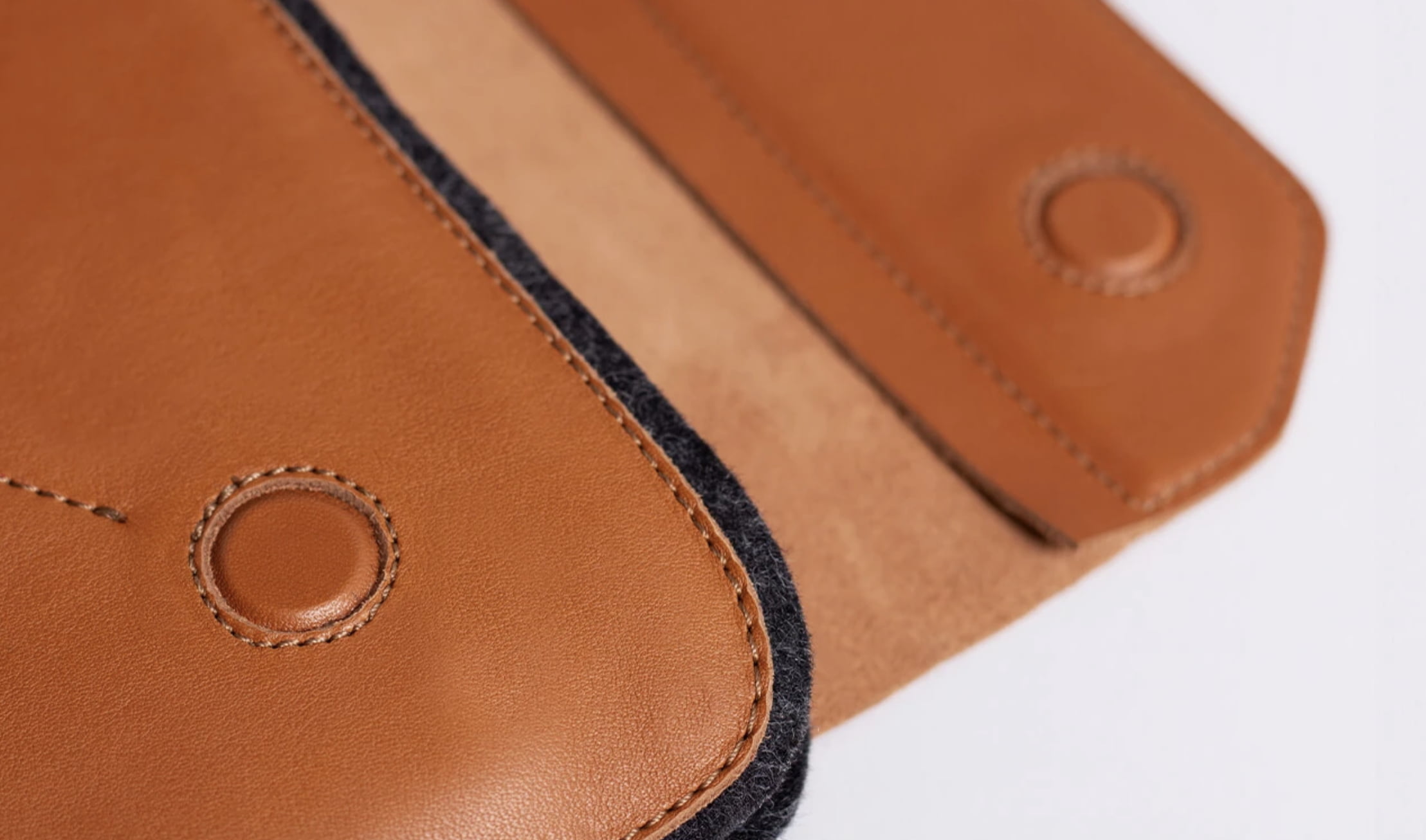 Harber London: The Magnetic Envelope Sleeve for iPad and Macbook
