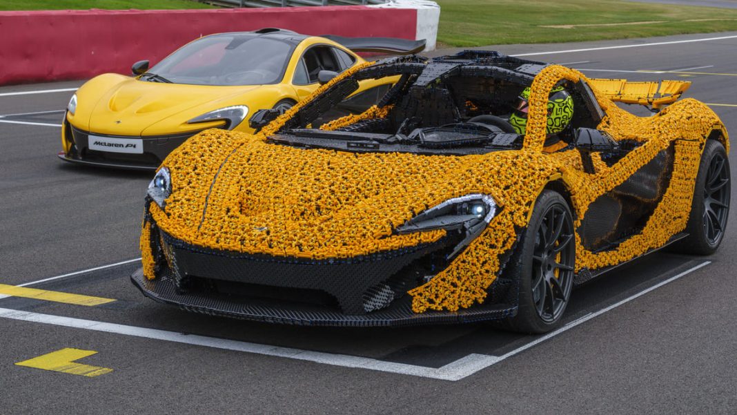 lego mclaren p1 un giro di silverstone con una lego a grandezza naturale!