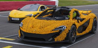 lego mclaren p1 un giro di silverstone con una lego a grandezza naturale!