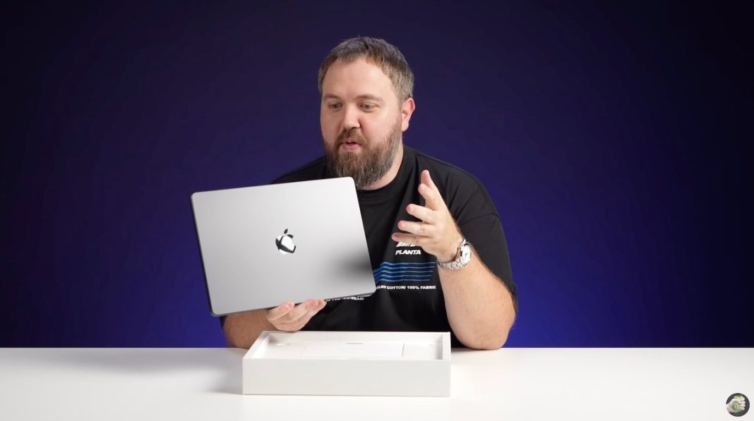 macbook pro m4 video unboxing anticipato rivela tutto